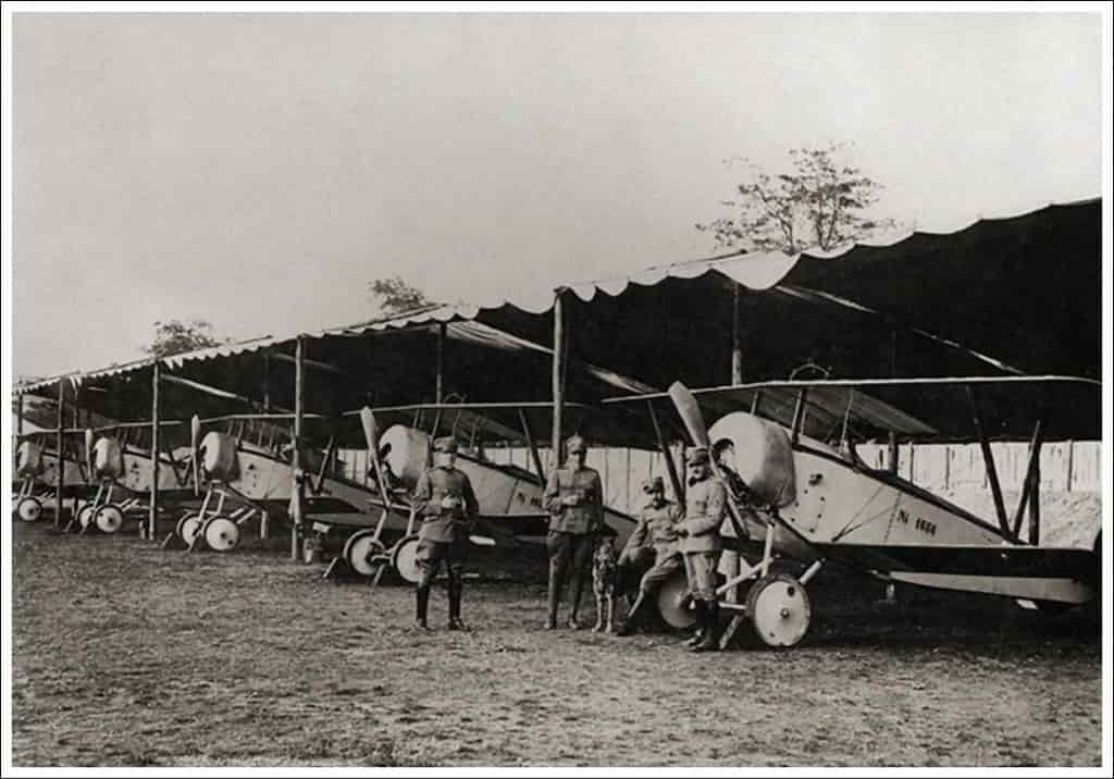 Итальянские пилоты у своих истребителей Ньюпор 11 выпуска завода «Макки»